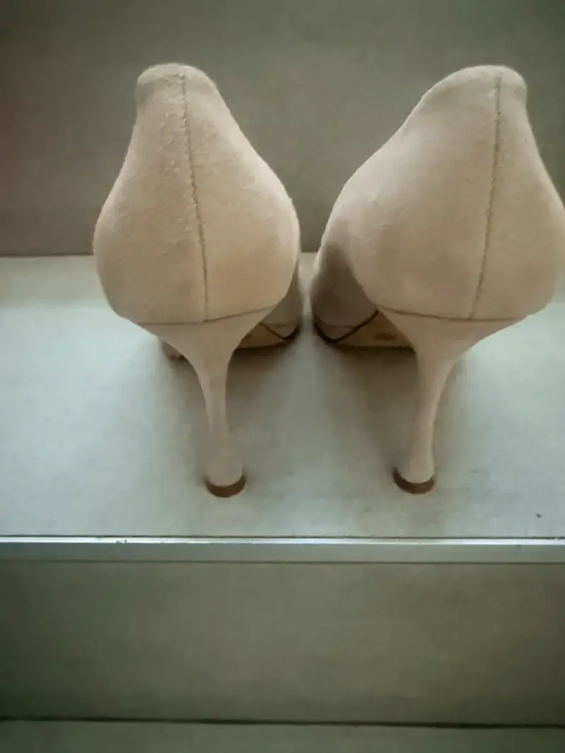 Zapatos de tacón beige elegantes vince camuto - 3