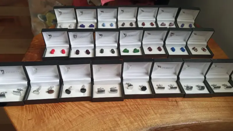 Set de gemelos y botones de camisa variados - 1