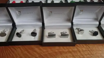Set de gemelos y botones de camisa variados - miniatura 2