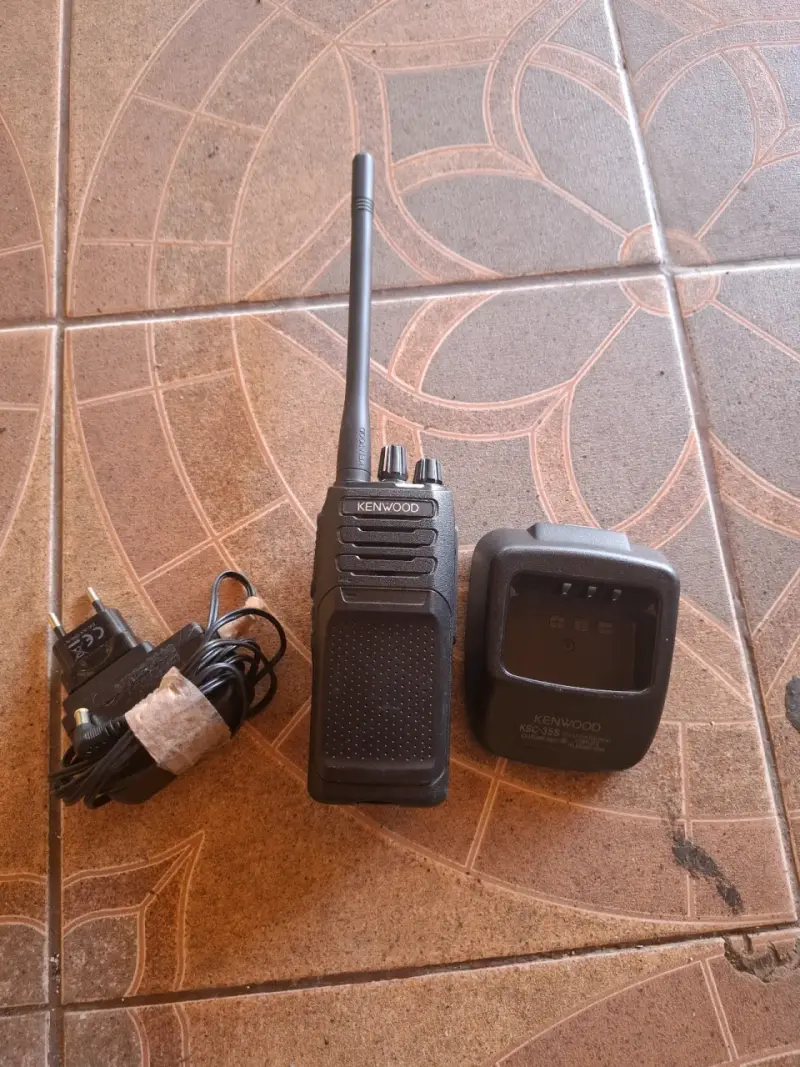 Radio portátil Kenwood con cargador