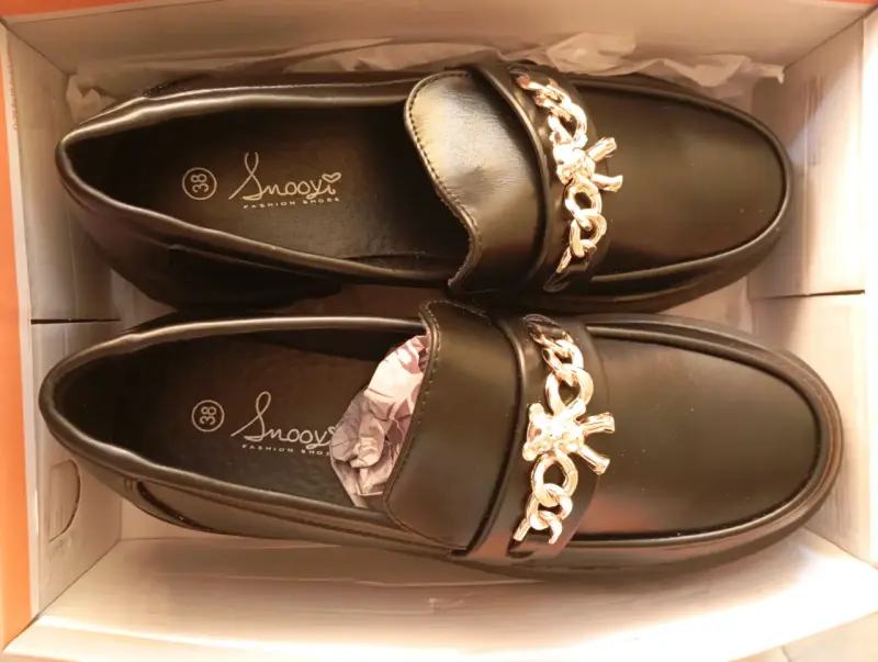 Mocasines negros Snoopy con detalle dorado - 1