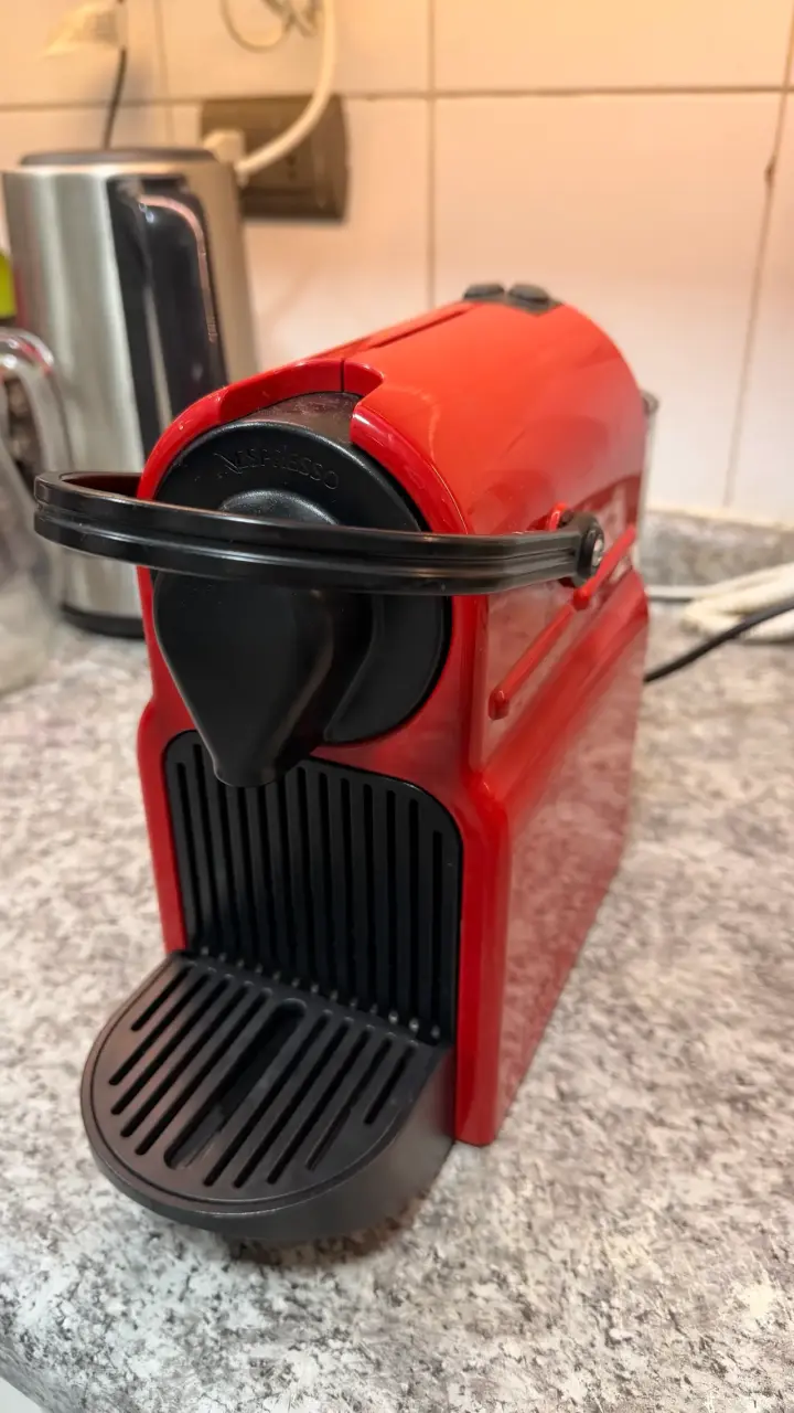 Cafetera Nespresso roja compacta - 1