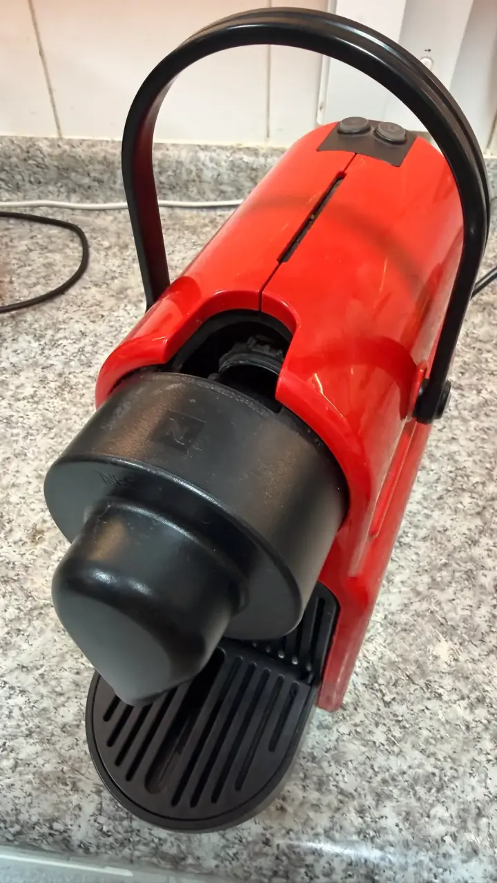 Cafetera Nespresso roja compacta - 2