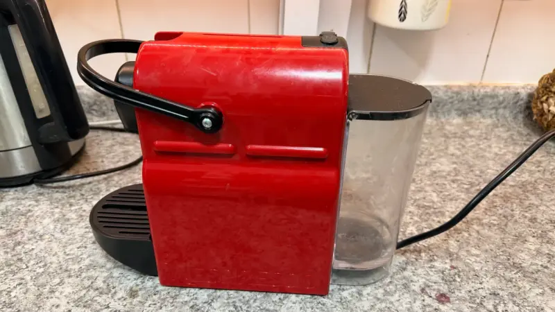 Cafetera Nespresso roja compacta - 3