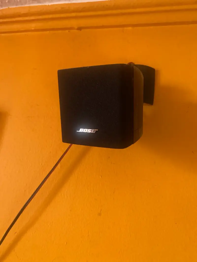 Parlante Bose compacto de pared