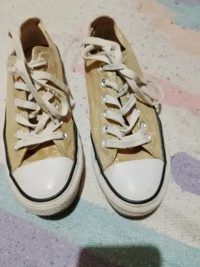 Zapatillas doradas estilo Converse - miniatura 1