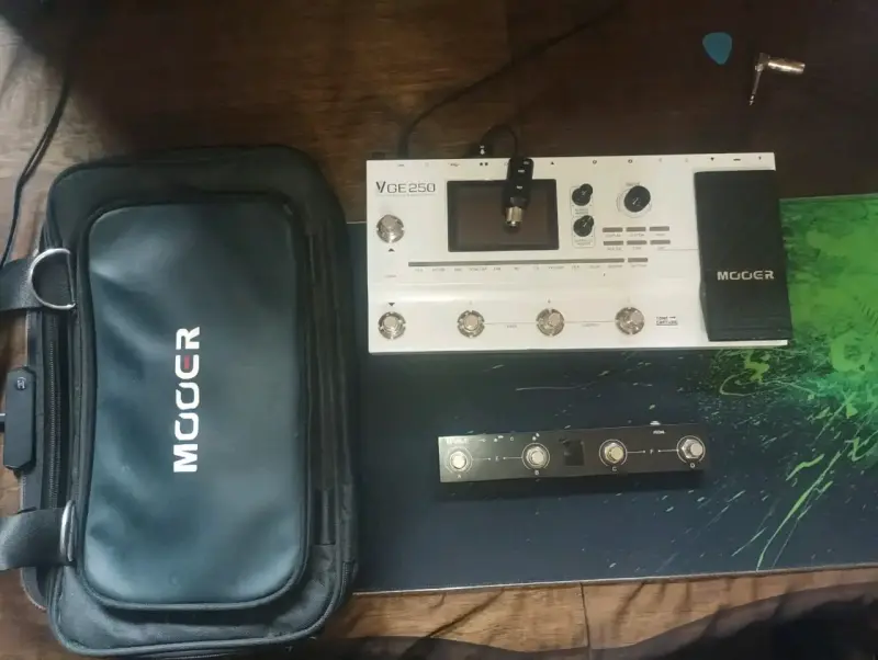 Pedalera multiefectos Mooer GE250 con estuche
