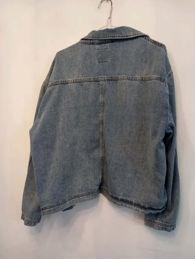 Chaqueta de mezclilla azul claro estilo vintage - 2