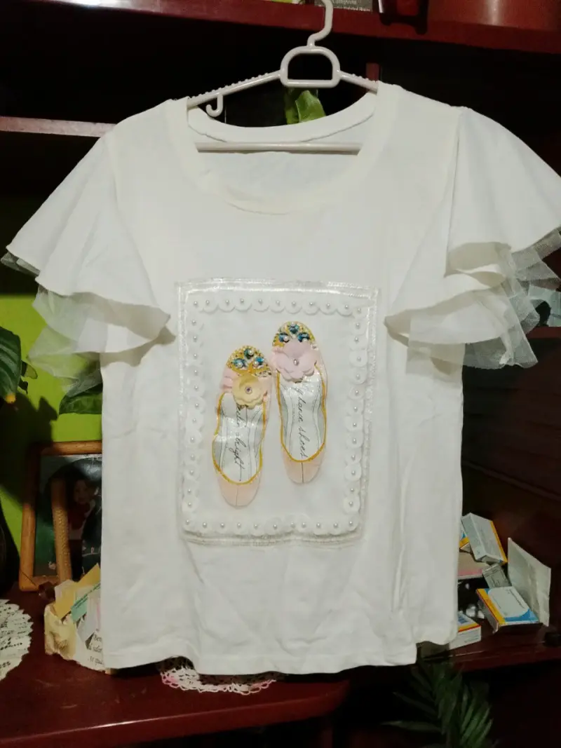 Polera blanca con diseño bordado