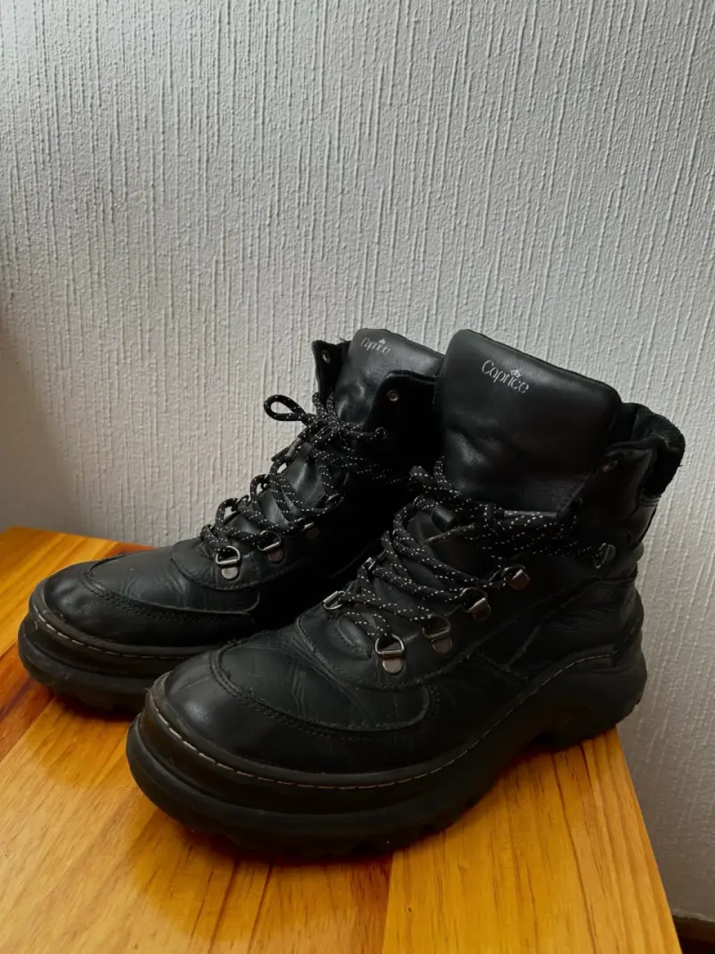 Botas de cuero negro Caprice para mujer