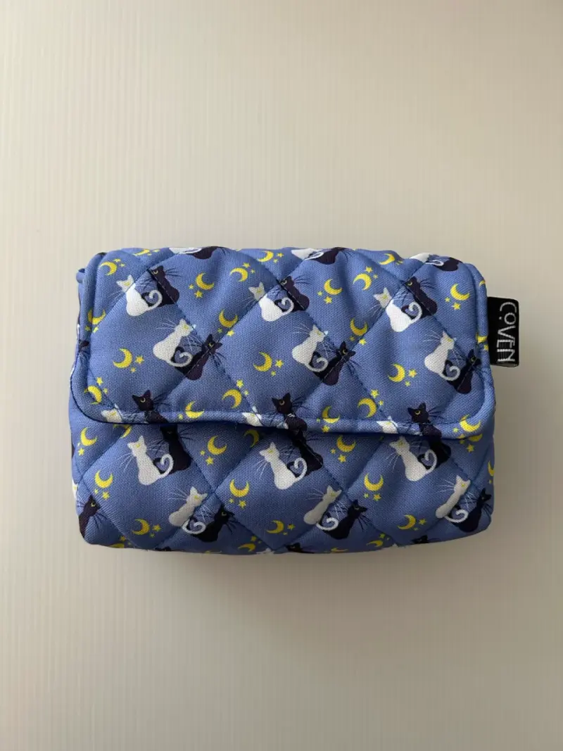 Neceser azul con diseño de gatos y lunas - 1