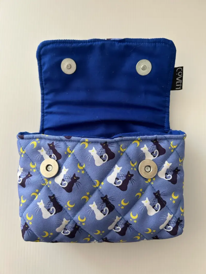 Neceser azul con diseño de gatos y lunas - 3