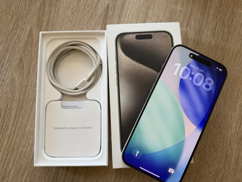 iPhone 15 Pro con caja y accesorios - 1
