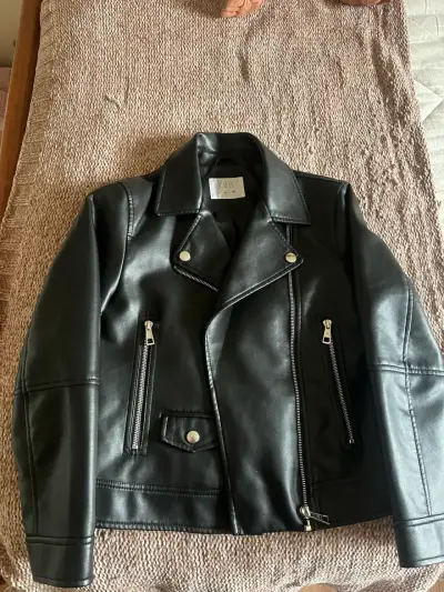 Chaqueta de cuero negra Zara estilo bike - miniatura 1