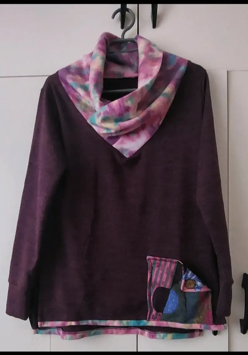Polera morada lanilla delgada con cuello colorido