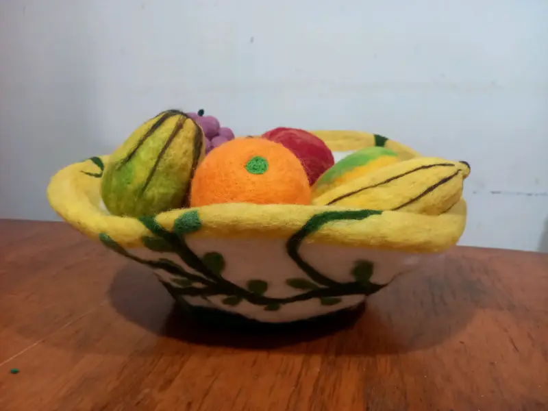 Centro de mesa de fieltro con frutas decorativas - 1