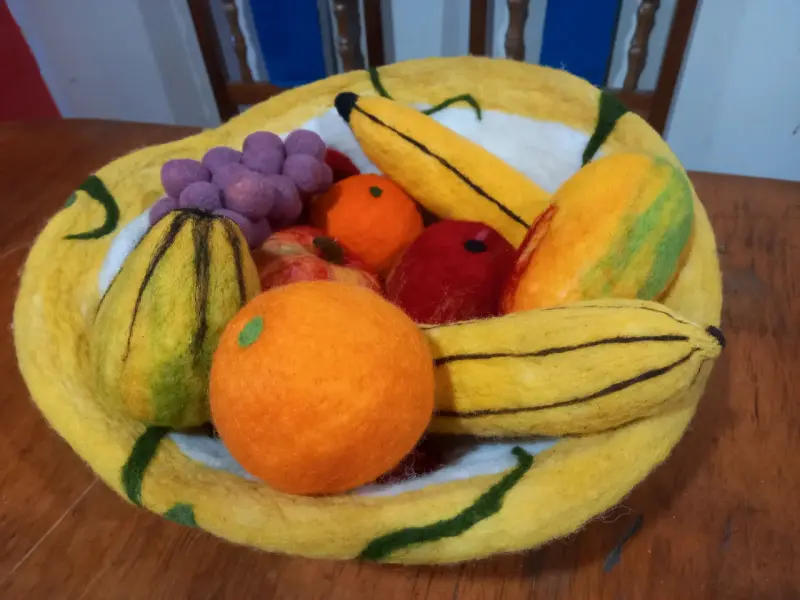 Centro de mesa de fieltro con frutas decorativas - 2