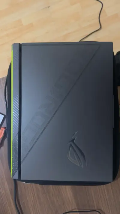 PC de escritorio ASUS ROG compacto - miniatura 1