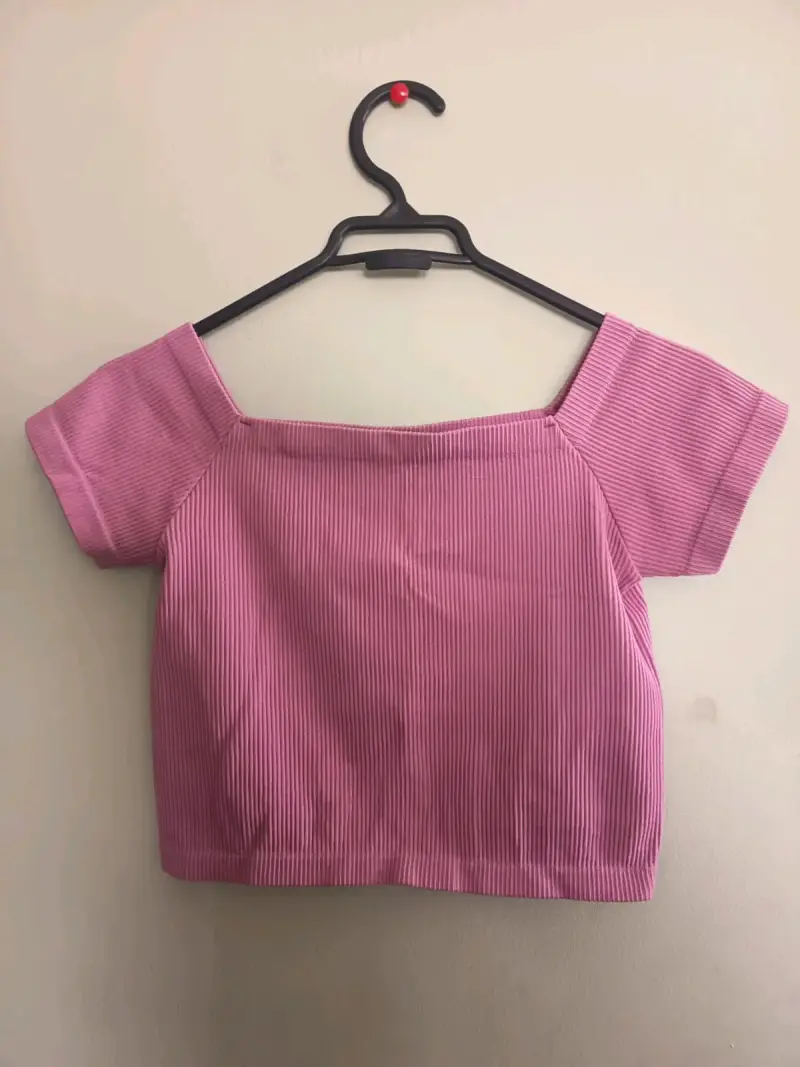 Top corto rosa de canalé