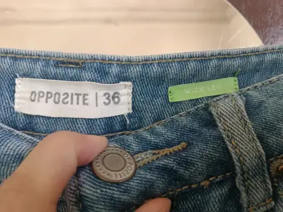 Jeans de mezclilla azul claro para mujer - miniatura 2