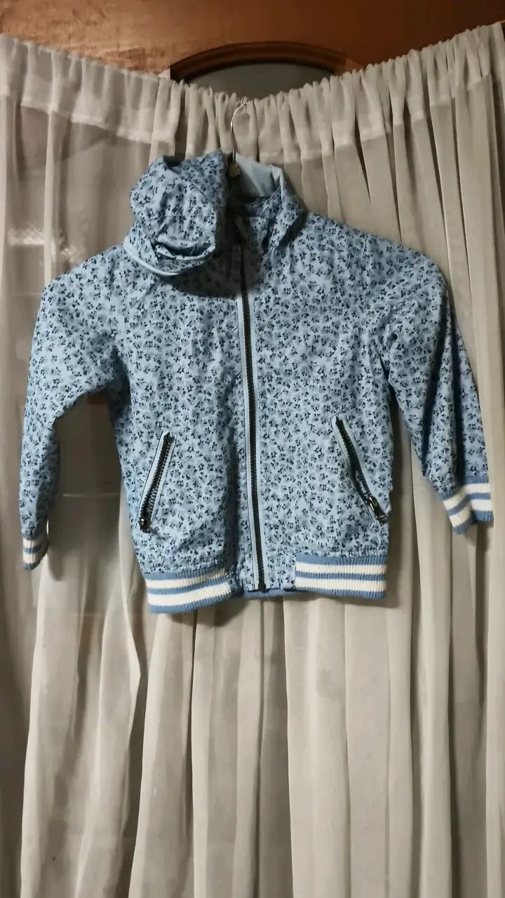 Cortaviento infantil azul con capucha