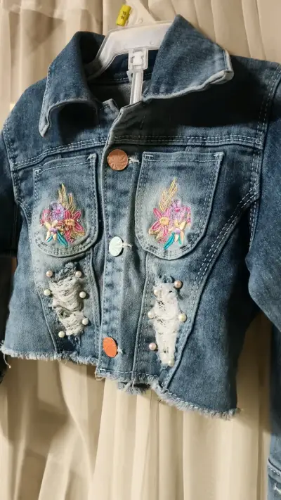Chaqueta de mezclilla con bordado floral - miniatura 2
