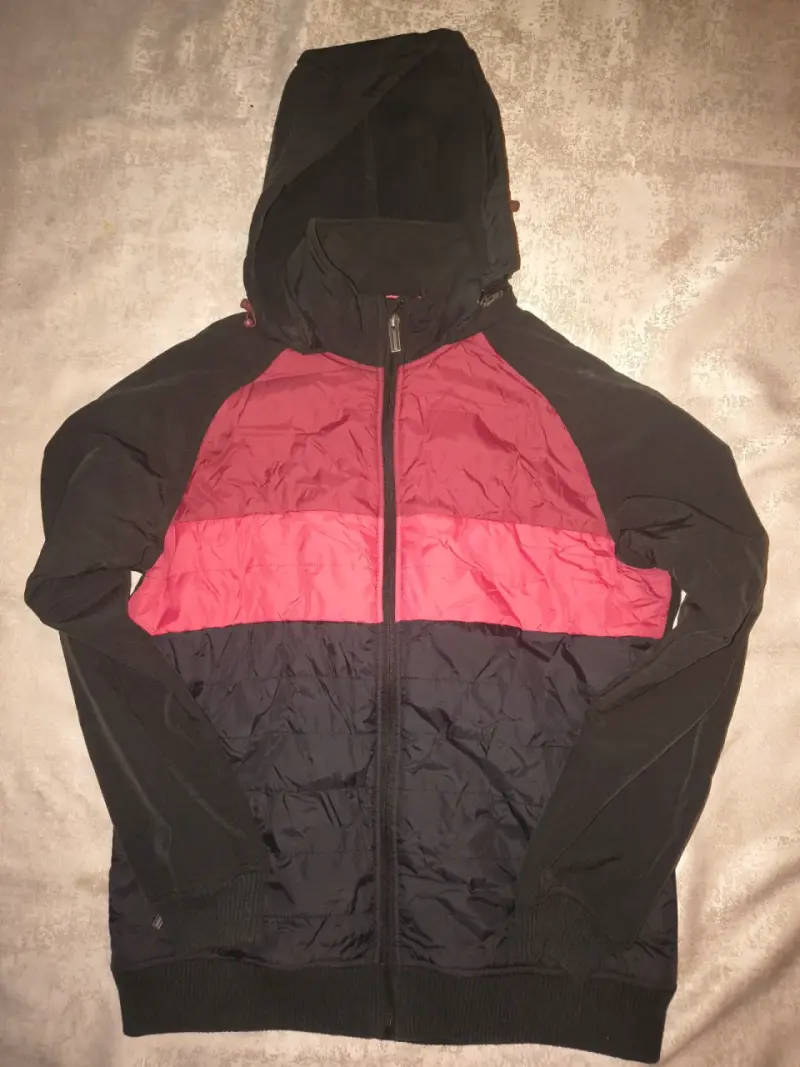 Chaqueta deportiva con capucha negro y rojo - 1