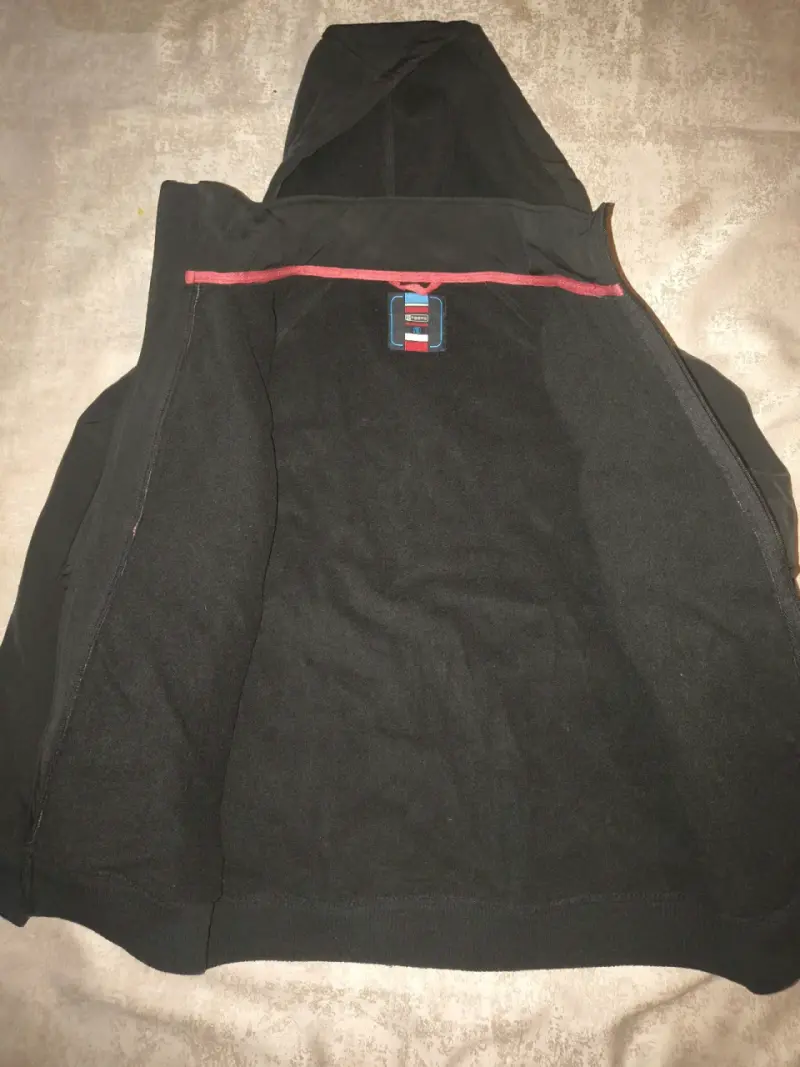 Chaqueta deportiva con capucha negro y rojo - 2