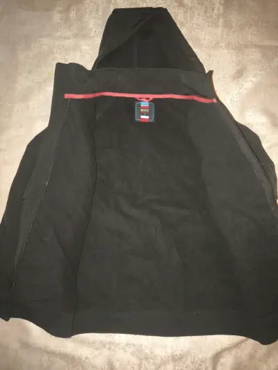 Chaqueta deportiva con capucha negro y rojo - miniatura 2