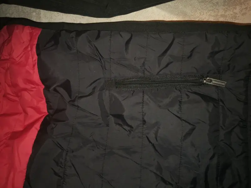 Chaqueta deportiva con capucha negro y rojo - 3