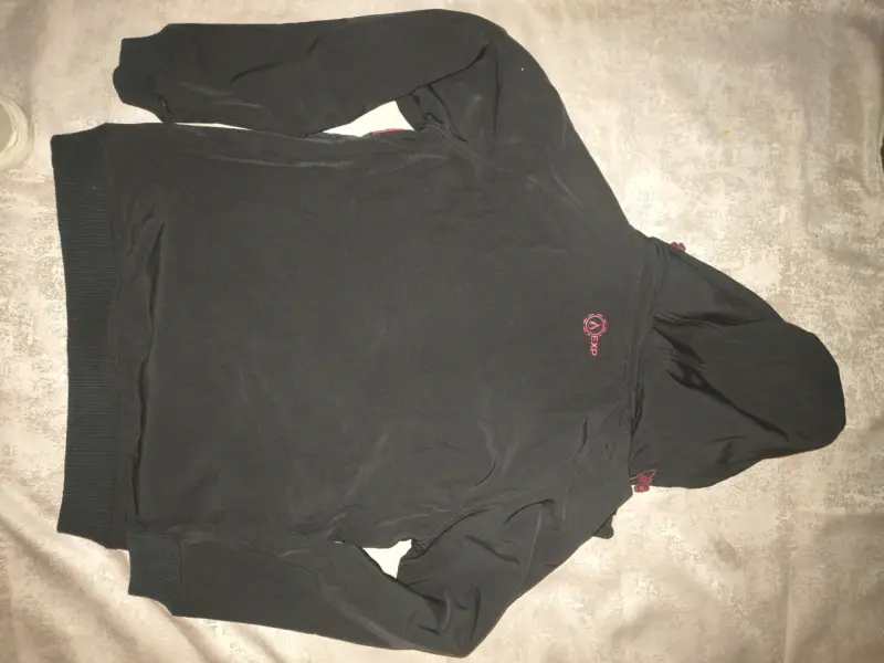 Chaqueta deportiva con capucha negro y rojo - 4