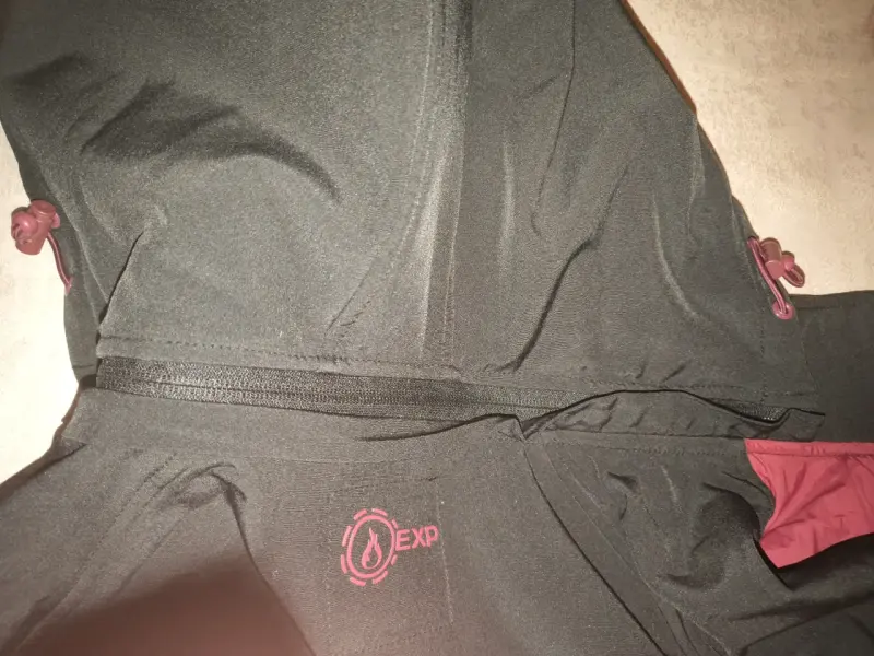 Chaqueta deportiva con capucha negro y rojo - 5