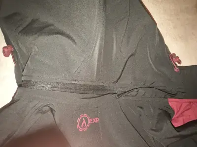 Chaqueta deportiva con capucha negro y rojo - miniatura 5