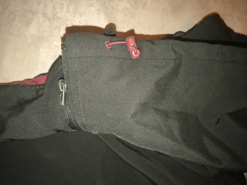 Chaqueta deportiva con capucha negro y rojo - 6
