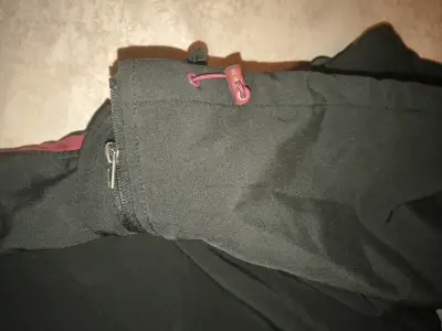 Chaqueta deportiva con capucha negro y rojo - miniatura 6