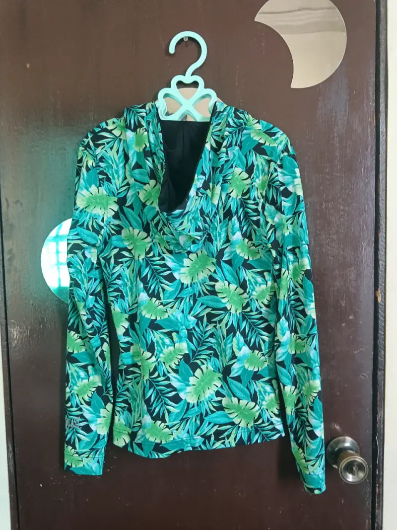 Polerón con capucha estampado tropical - 4