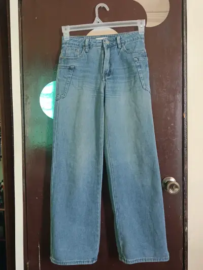 Jeans de mezclilla azul claro para mujer - miniatura 3