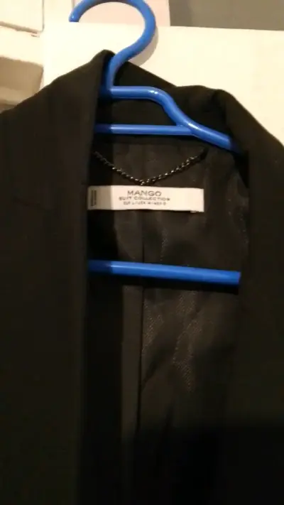 Blazer negro marca mango - miniatura 2