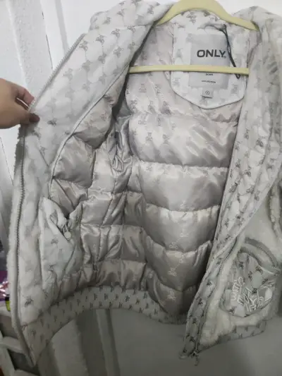 Chaqueta acolchada blanca marca Only - miniatura 2