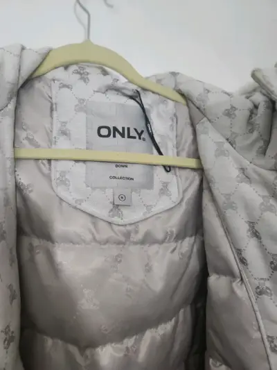 Chaqueta acolchada blanca marca Only - miniatura 4