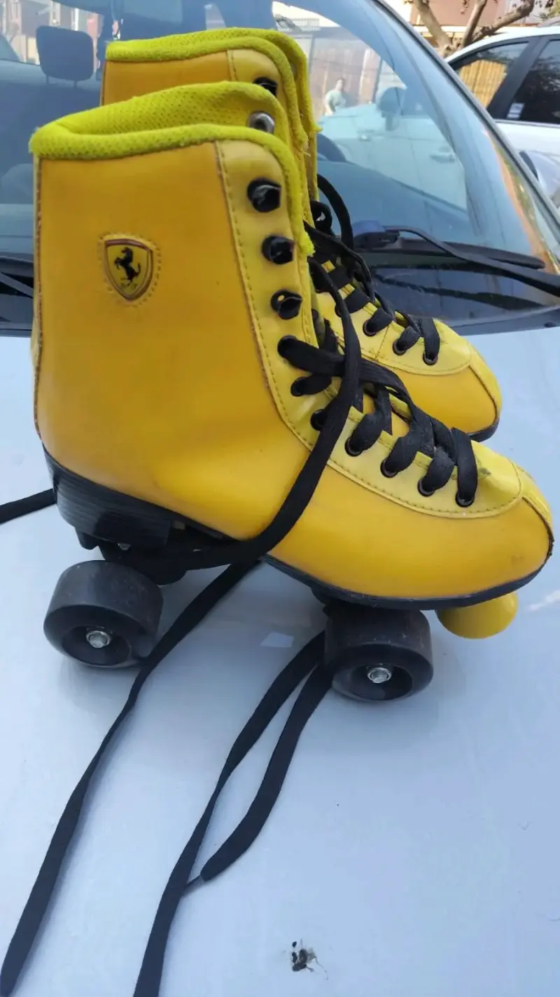 Patines amarillos de cuatro ruedas Ferrari - 1