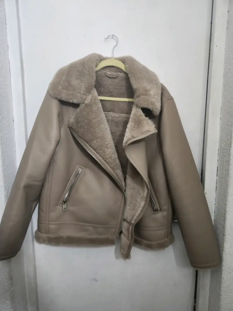 Chaqueta de cuero beige con forro de piel - 1