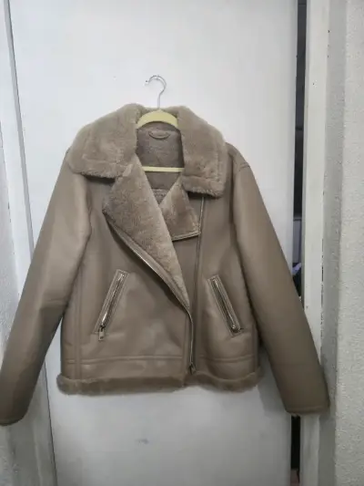 Chaqueta de cuero beige con forro de piel - miniatura 2