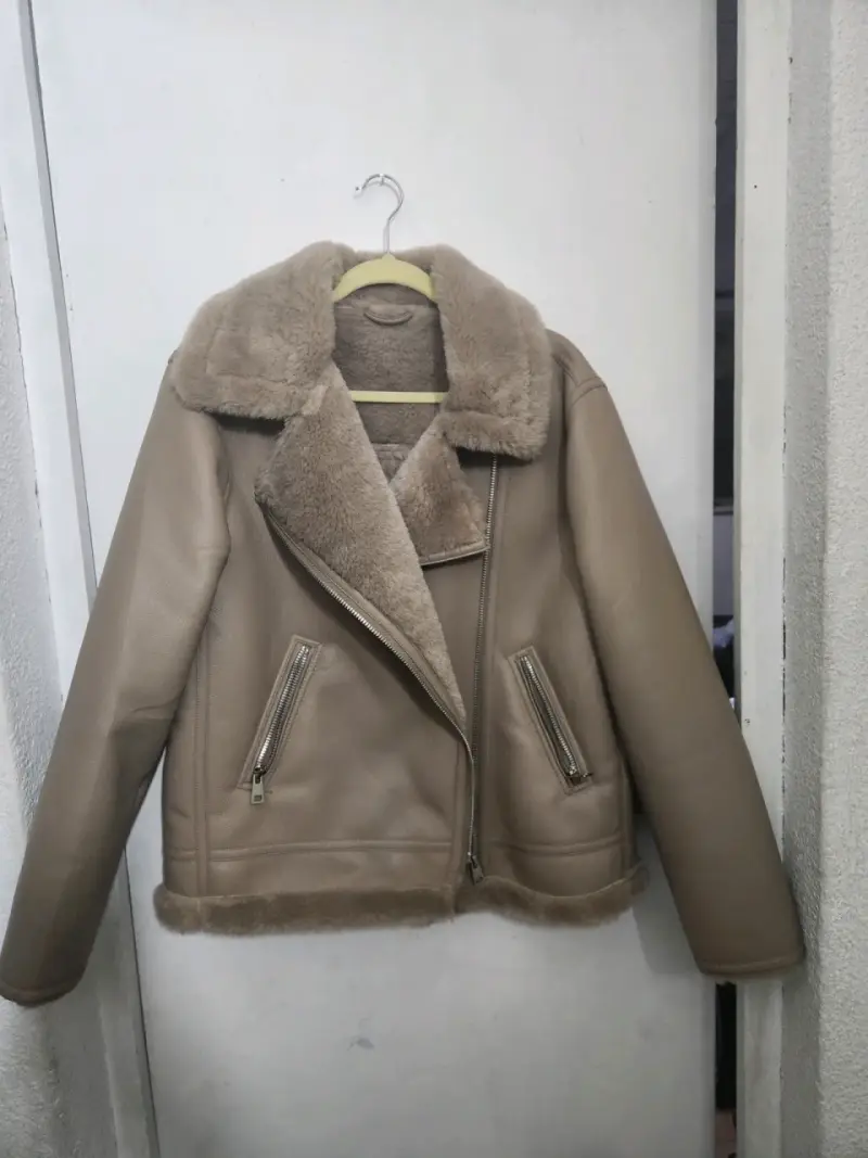 Chaqueta de cuero beige con forro de piel - 3