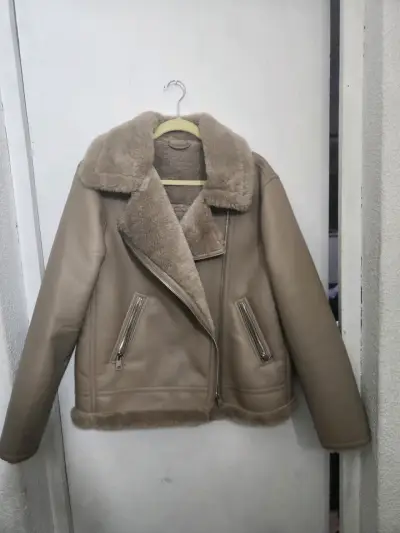 Chaqueta de cuero beige con forro de piel - miniatura 3