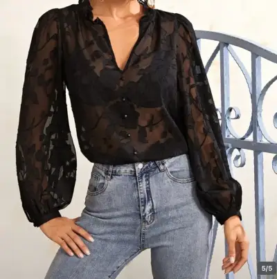 Blusa negra transparente con diseño floral - miniatura 1