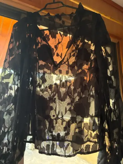 Blusa negra transparente con diseño floral - miniatura 2