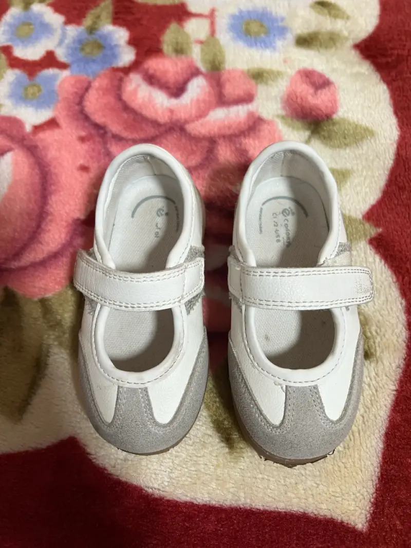 Zapatos de bebé blancos con velcro - 1