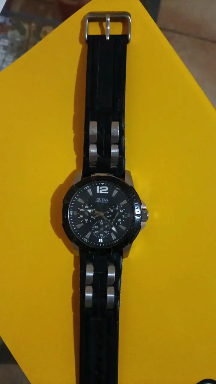 Reloj Guess negro con correa de silicona - 1