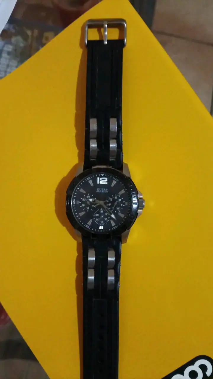 Reloj Guess negro con correa de silicona - 2